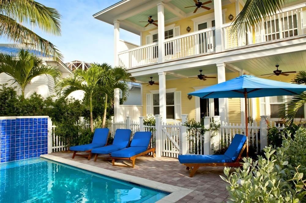 Florida Hotels building blue outdoor tree Pool chair swimming pool property Resort Villa estate leisure Deck condominium vacation home backyard real estate caribbean mansion cottage lawn eco hotel apartment swimming furniture porch plastic