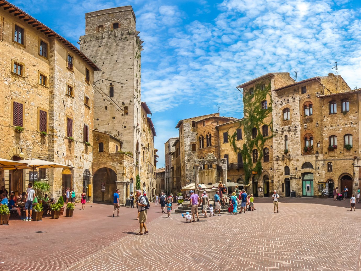 Italy Trip Ideas Town sky City town square landmark plaza urban area neighbourhood street tourism history medieval architecture Downtown building tourist attraction metropolis historic site facade ancient rome palace