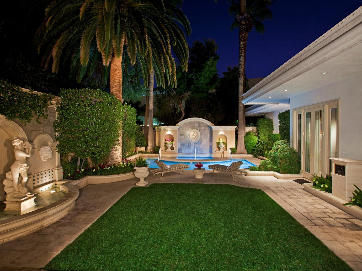 Lawn and private pool in a Three-Bedroom Villa at The Mirage Resort & Casino in Las Vegas