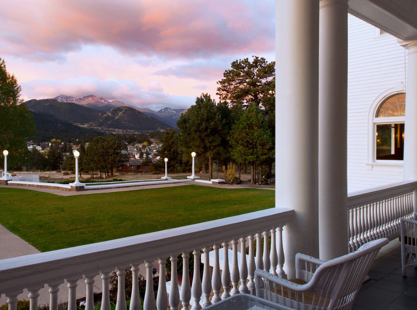 Balcony Historic Hotels Mountains Patio Resort Scenic views outdoor building property house estate home Architecture vacation residential area porch real estate Villa interior design backyard mansion overlooking Deck area colonnade