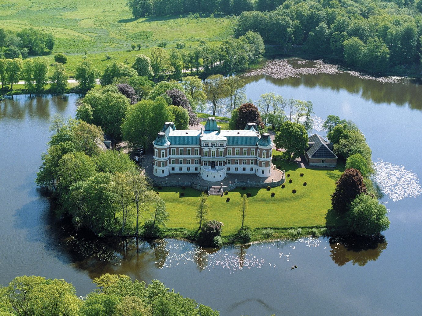 Hotels tree water outdoor aerial photography mountain River reflection Lake reservoir Nature loch vehicle fjord landscape rural area waterway pond wetland surrounded Garden shore lush