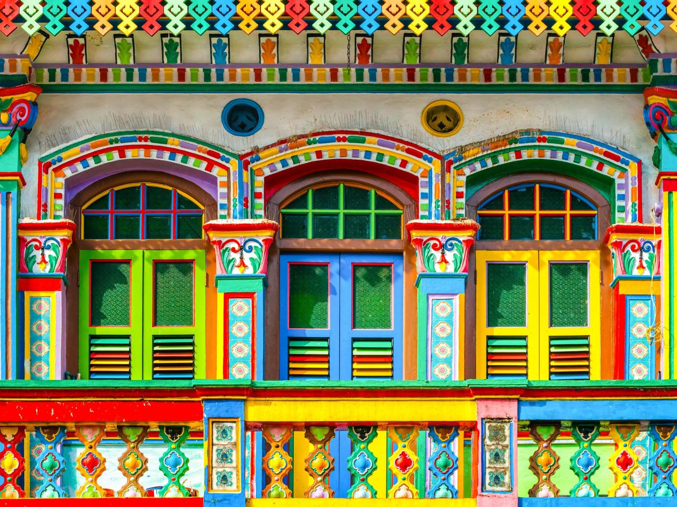 Offbeat Singapore Trip Ideas landmark window facade pattern arch synagogue