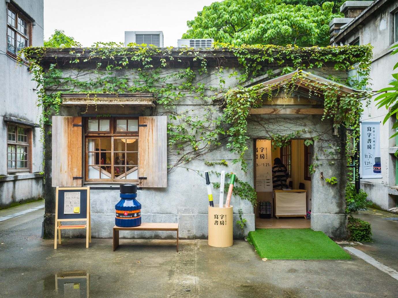 Arts + Culture Taipei Travel Tips Trip Ideas neighbourhood Town house tree window facade street Courtyard plant real estate cottage building City road