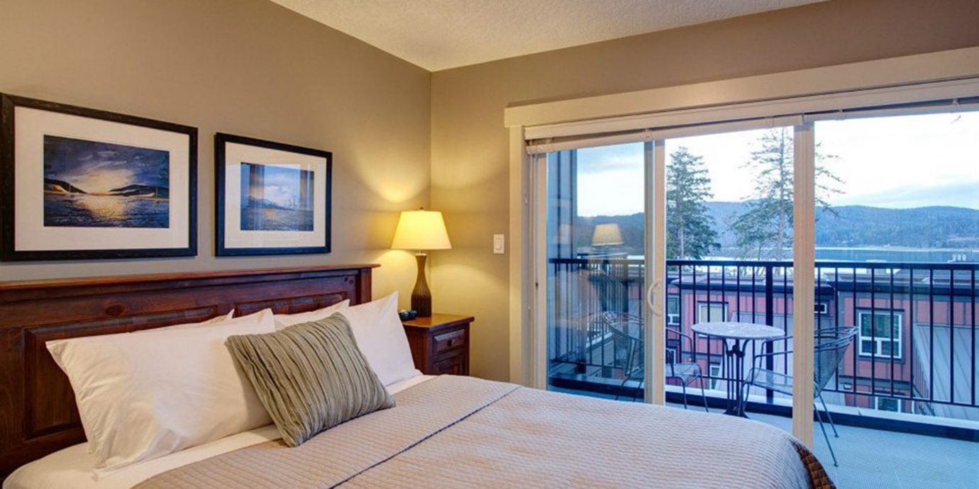 Balcony Bedroom Classic Scenic views property Suite condominium cottage home