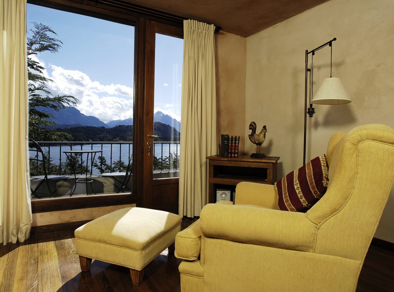 Balcony Bedroom Classic Scenic views sofa property living room house home Suite cottage Villa condominium