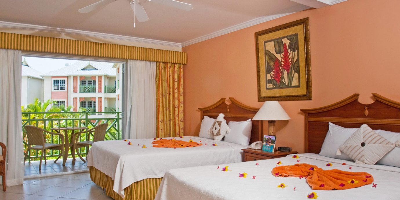 Balcony Bedroom Lounge Scenic views Suite property Resort cottage Villa