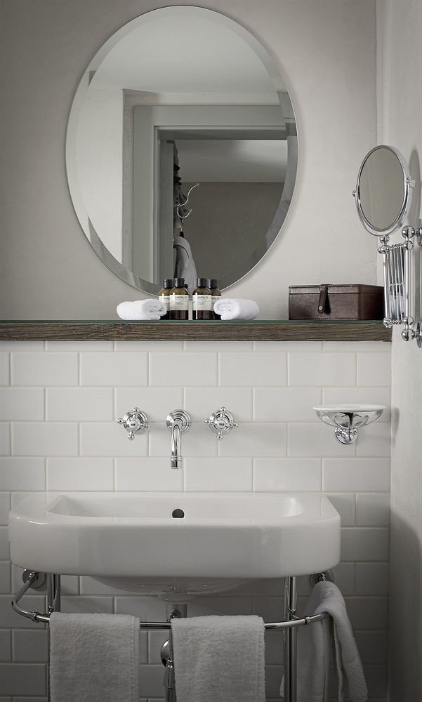 bathroom mirror sink toilet towel plumbing fixture bidet bathroom cabinet automotive exterior rack tile Bath tiled