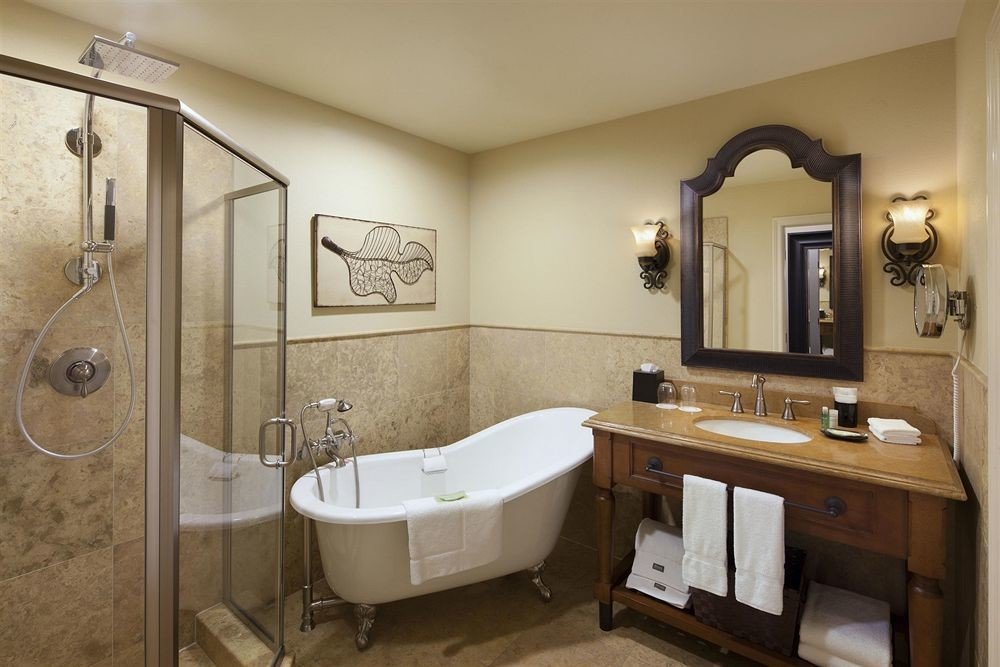 Bath bathroom property mirror sink home toilet cottage Suite plumbing fixture tub bathtub