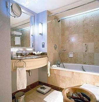 bathroom property home sink cottage Suite tub Bath