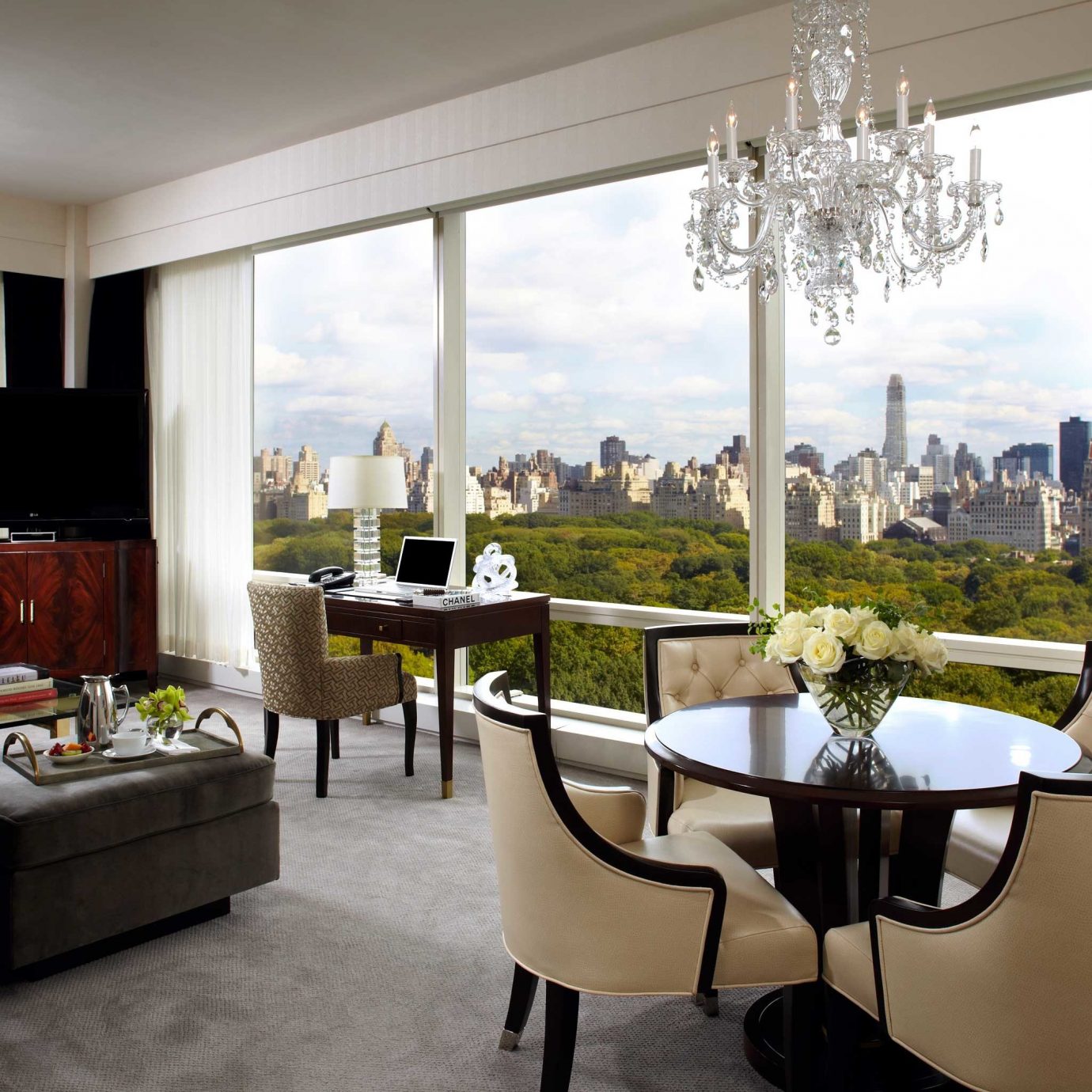 City Elegant Luxury Suite property living room home condominium house Villa overlooking nice Bedroom dining table