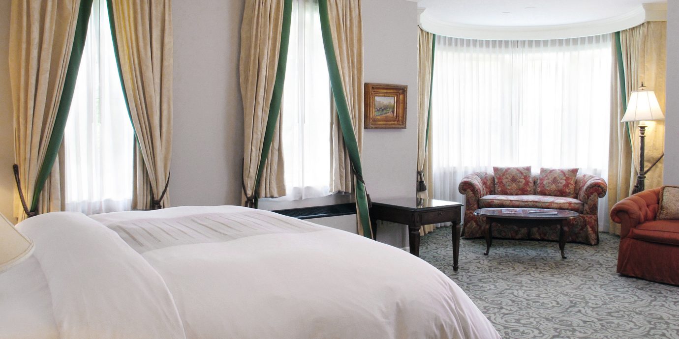 Bedroom Elegant Historic sofa property curtain Suite cottage pillow lamp
