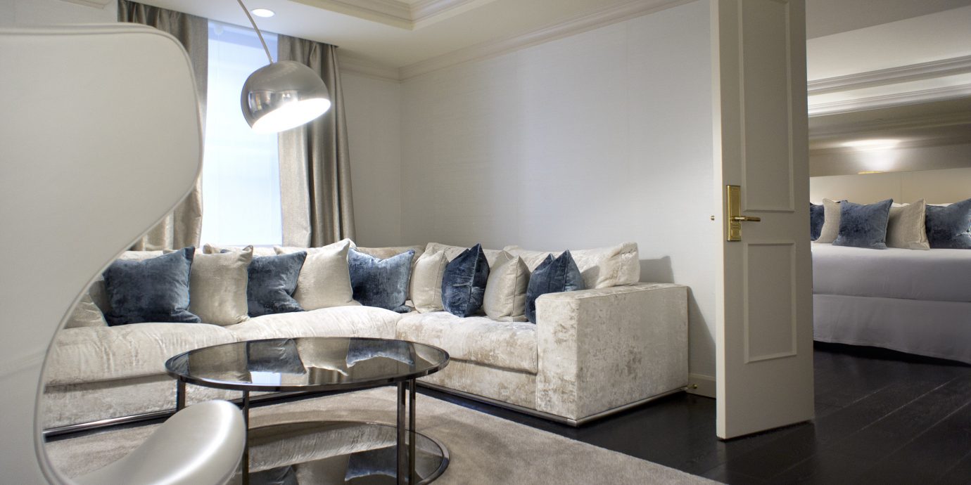 Bedroom Elegant Lounge Modern property living room home condominium vehicle yacht
