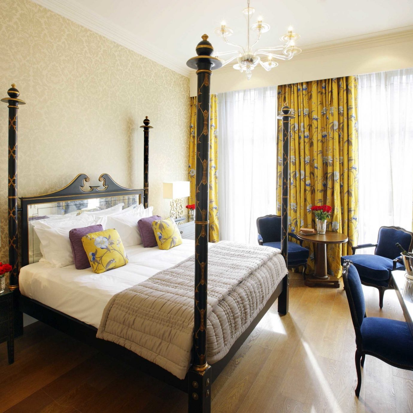 Bedroom Elegant Luxury Romantic Suite property cottage Villa condominium living room