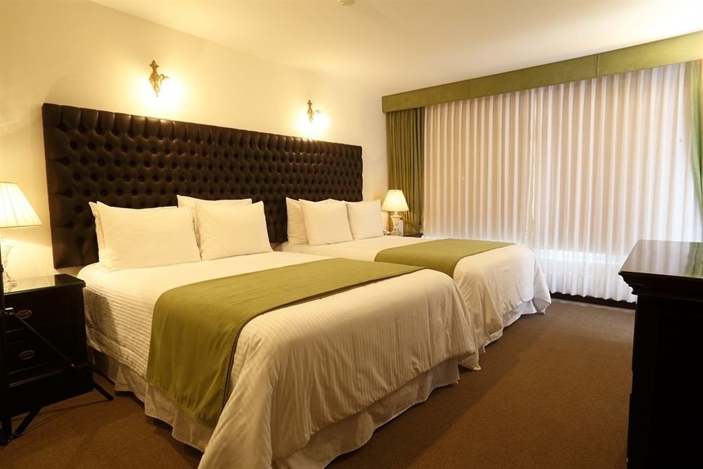 Bedroom property Suite scene Resort cottage Inn lamp