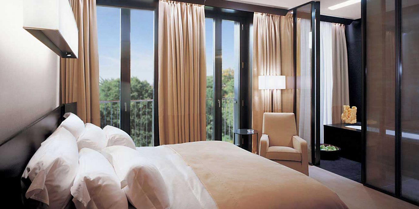 Bedroom Luxury Modern property Suite pillow