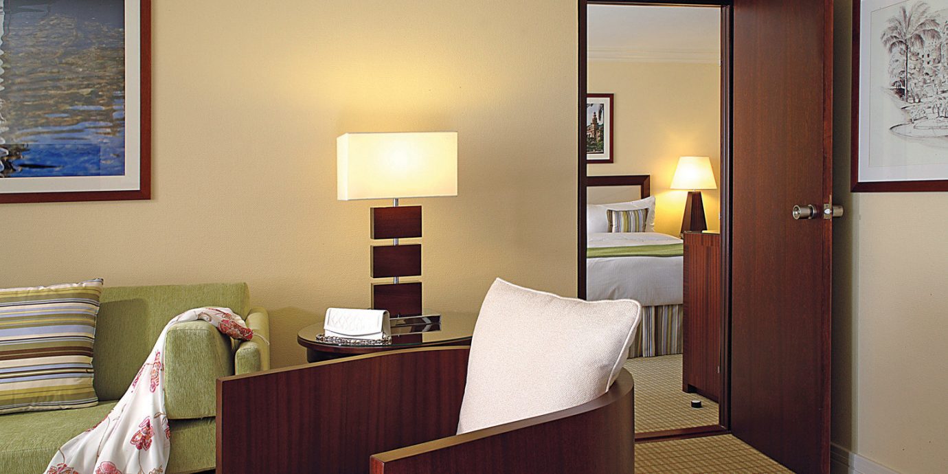 Bedroom Resort property Suite home cottage living room lamp