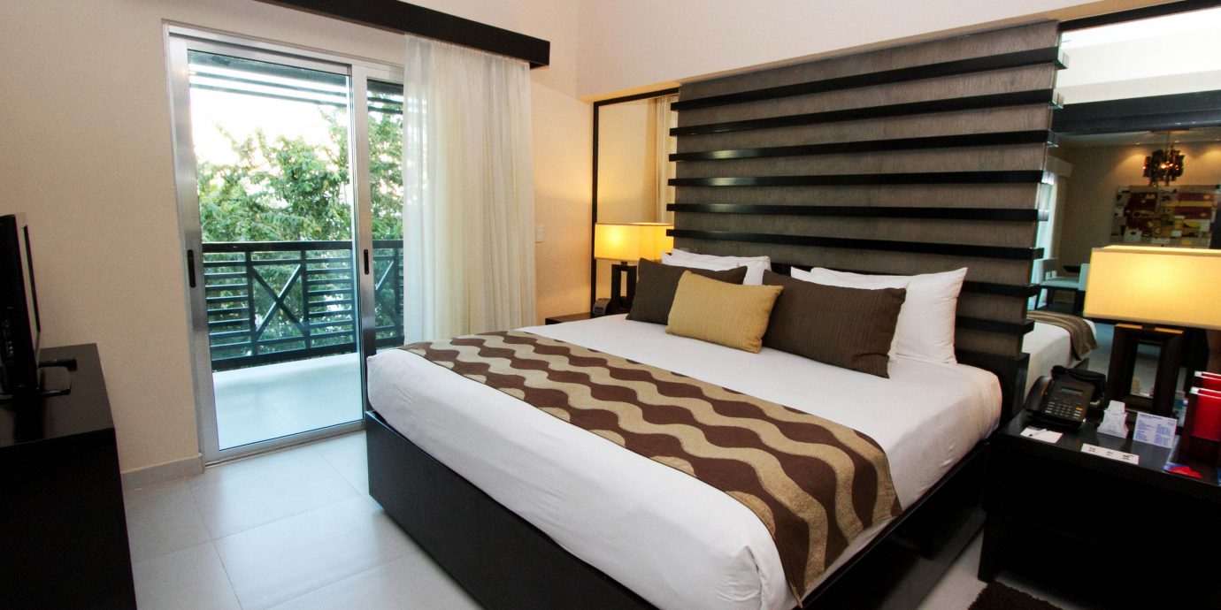 sofa Bedroom property Suite pillow condominium cottage bed sheet