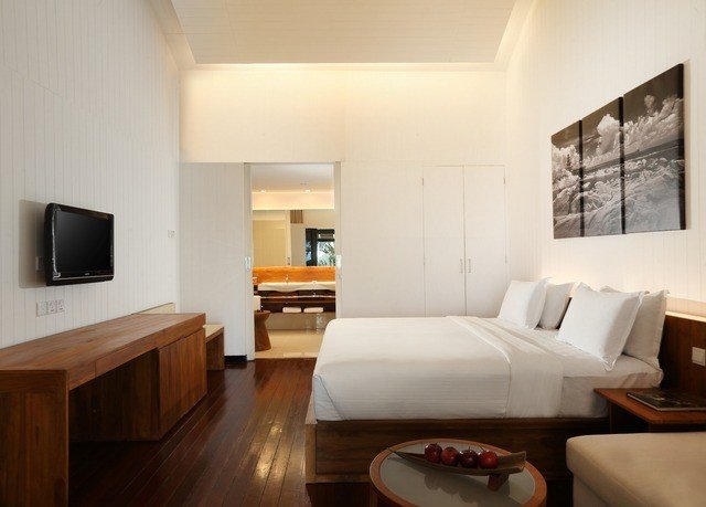 property living room Suite hardwood home cottage condominium Villa Bedroom