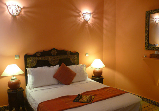 property Bedroom Suite cottage pillow lamp night Villa