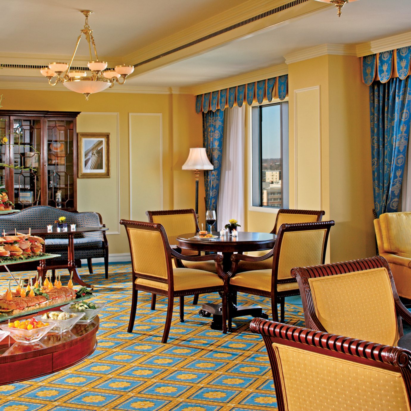 Classic Dining Drink Eat Elegant Lounge property living room home Resort Suite restaurant arranged