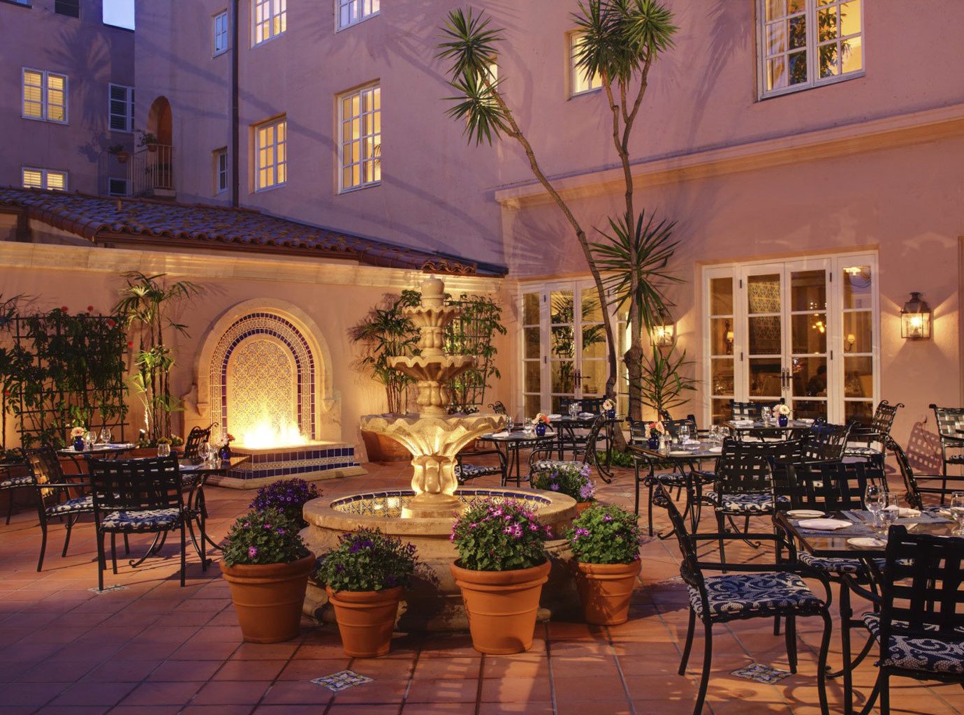 Dining Drink Eat Elegant Luxury Patio Terrace chair property Lobby restaurant Courtyard home palace hacienda Resort mansion