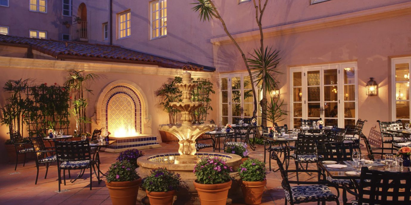 Dining Drink Eat Elegant Luxury Patio Terrace chair property Lobby restaurant Courtyard home palace hacienda Resort mansion