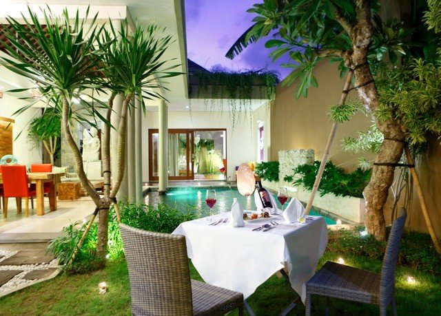 property plant Resort palm tree arecales home Villa hacienda leisure backyard Courtyard swimming pool Patio tree