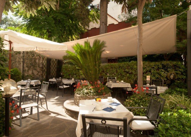 tree property backyard Villa restaurant Resort hacienda outdoor structure Courtyard Patio cottage