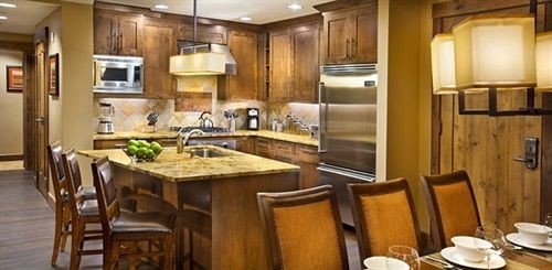 Kitchen property Dining cabinetry home cuisine classique cottage countertop Suite appliance dining table