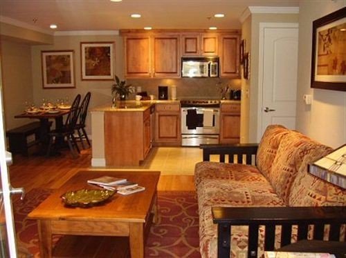 property home cottage hardwood cuisine classique living room cabinetry farmhouse Suite Dining leather dining table