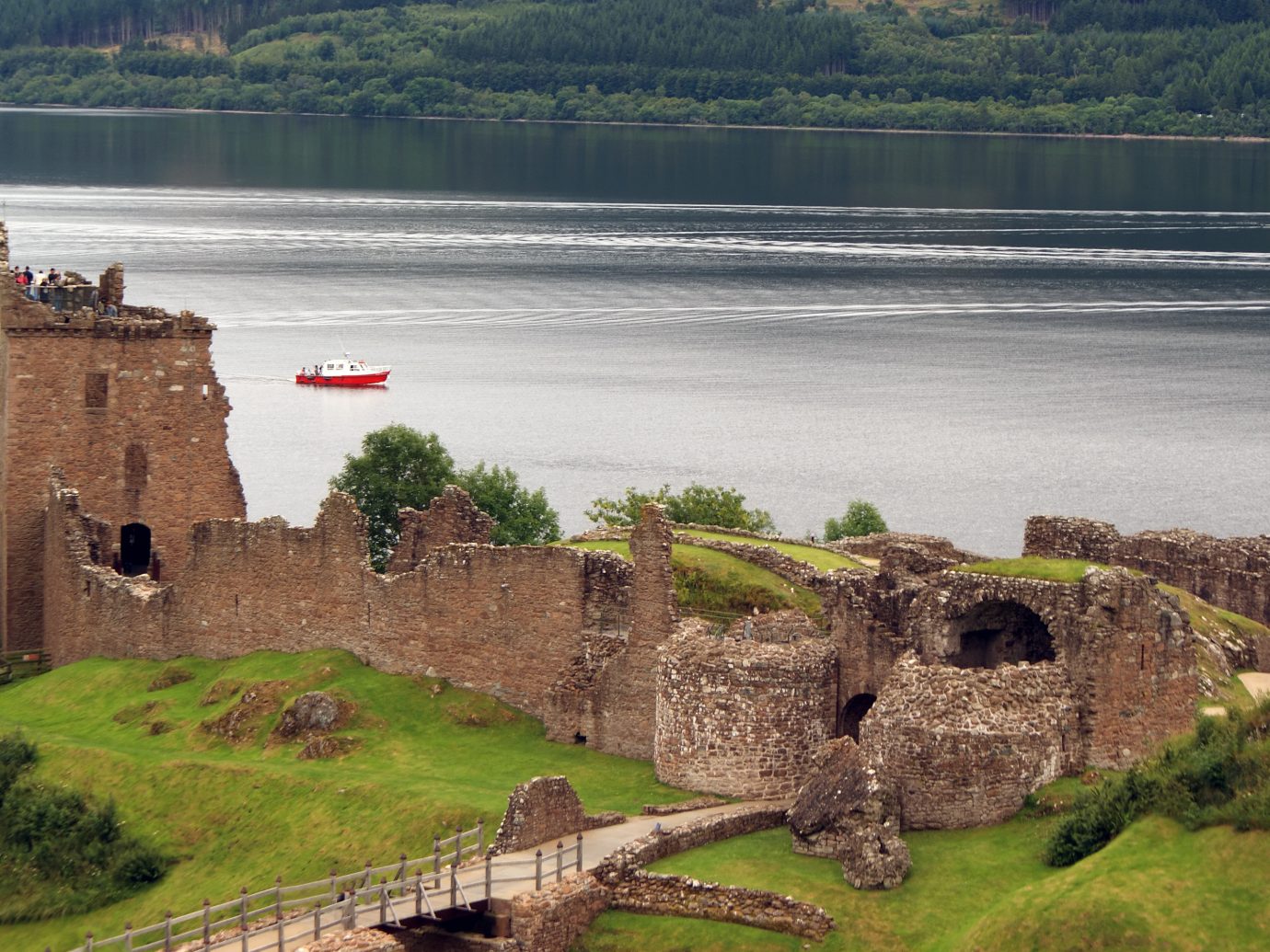 Landmarks Offbeat grass outdoor rock loch highland fortification reservoir Nature mountain sky stone castle building tree landscape Coast Lake water River bank old cliff