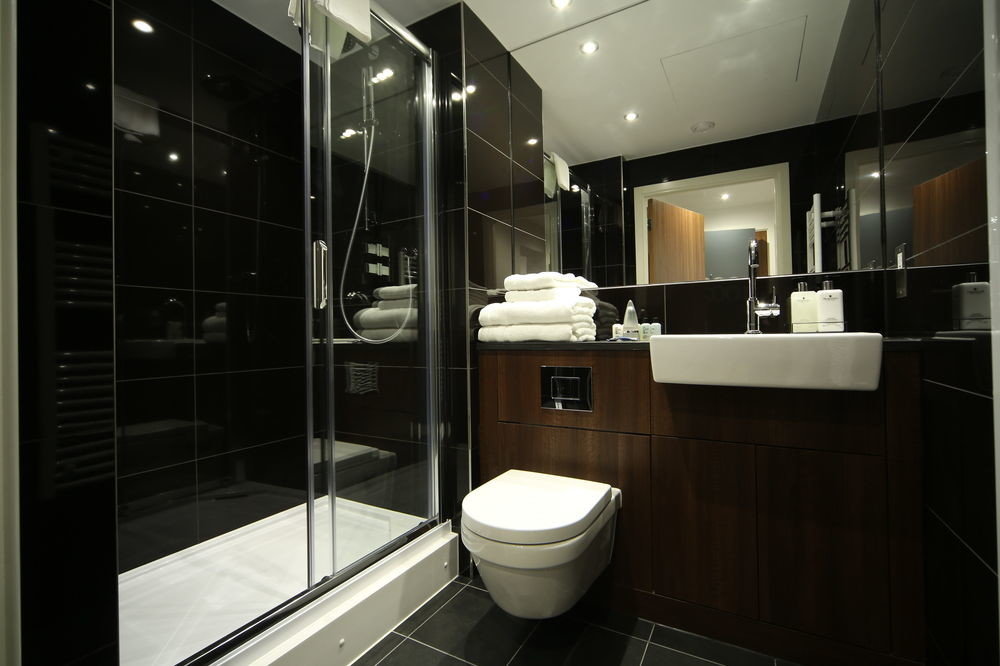 bathroom toilet property home plumbing fixture stall tile Modern tiled