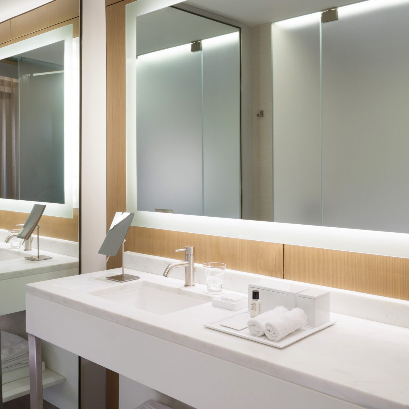 bathroom mirror sink property Suite condominium Modern