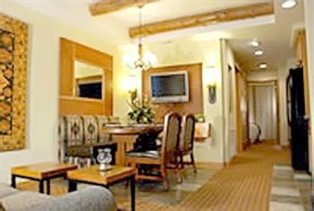 property Suite living room condominium Resort cottage Villa mansion rug