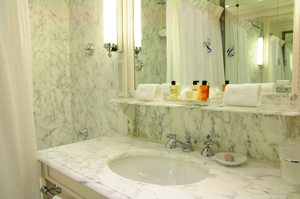 bathroom sink property toilet white home plumbing fixture Suite bathtub cottage tile tan