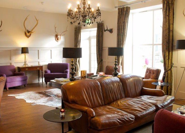 sofa living room property home cottage Suite condominium leather