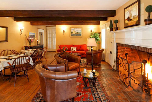 property cottage home hardwood living room Villa Suite farmhouse rug