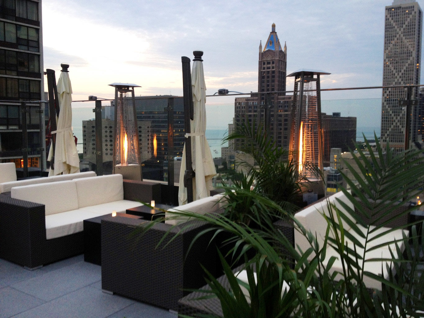 Balcony Boutique Hotels Chicago City Hotels Living Lounge Luxury Modern property condominium Architecture home real estate facade outdoor structure estate apartment