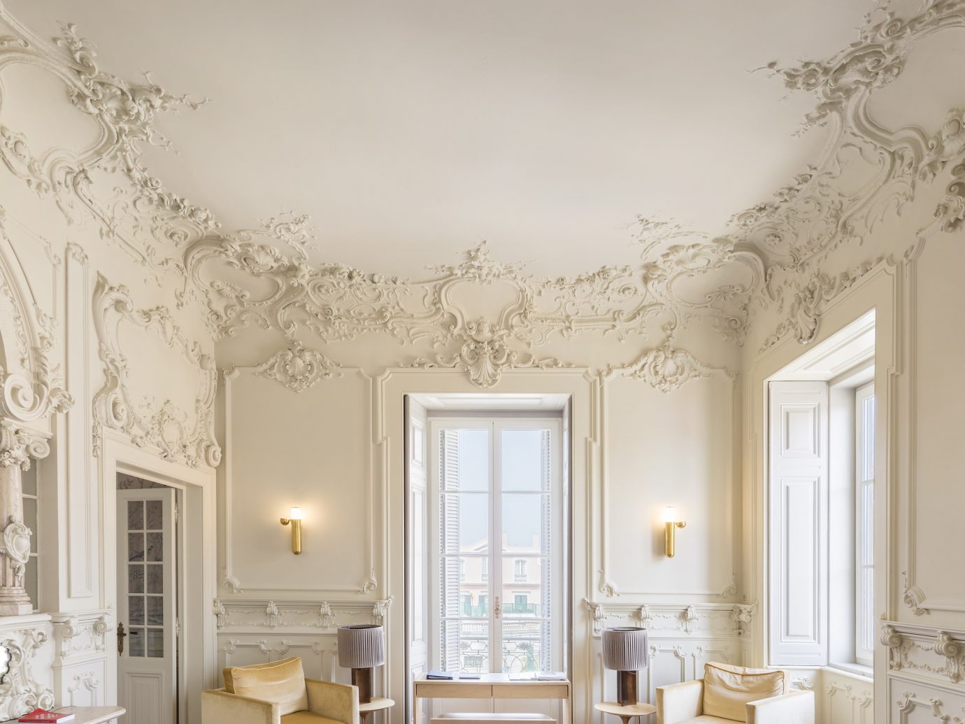 Luxurious white room with wall accents at Verride Palácio Santa Catarina