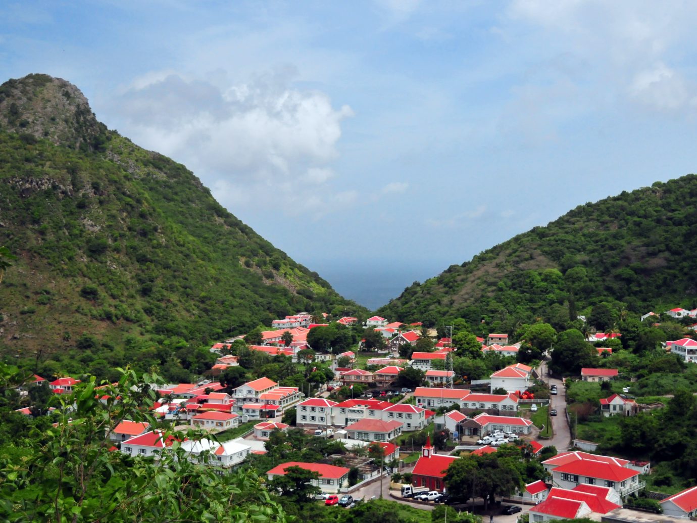 capital and largest town of the island of Saba