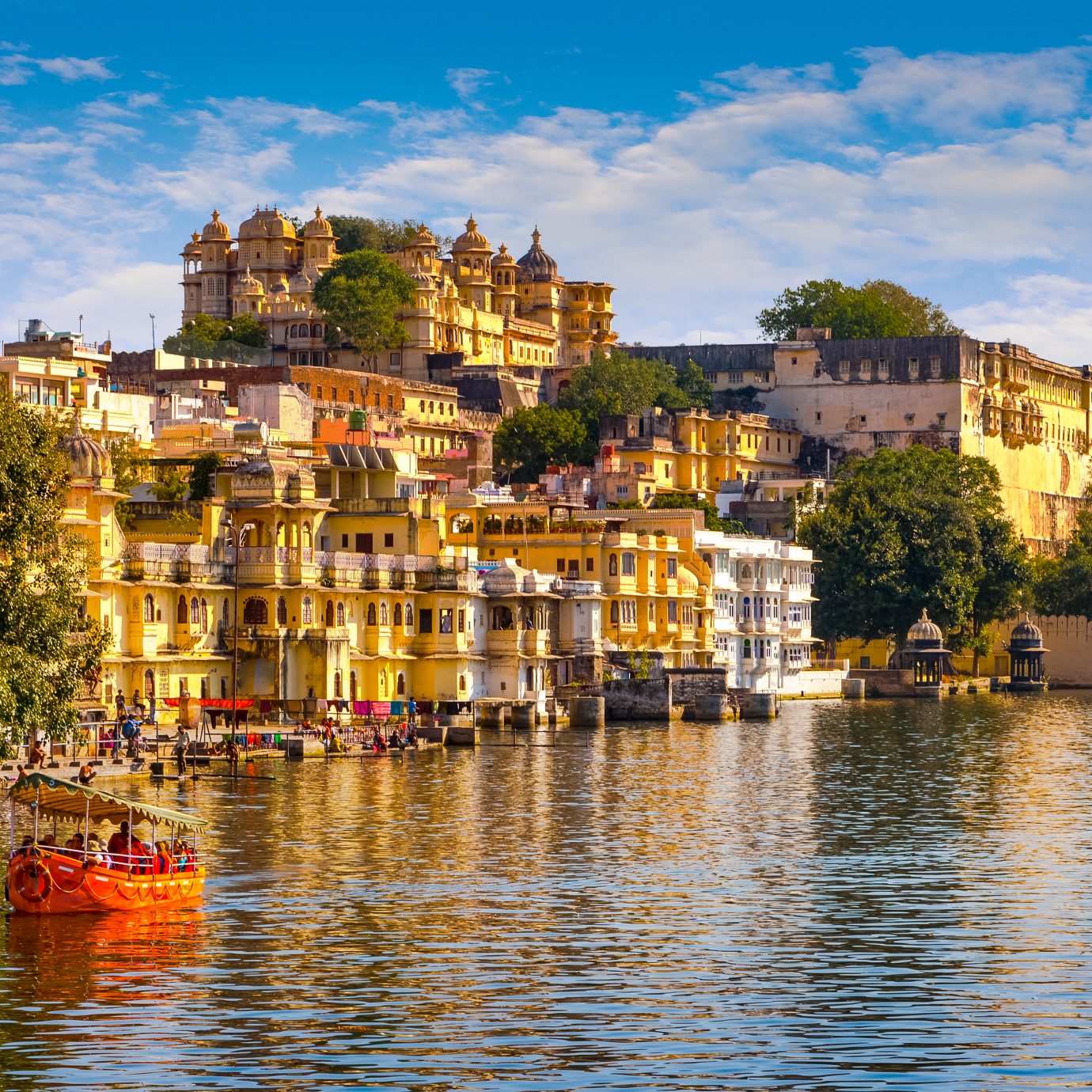 City Palace and Pichola lake in Udaipur, Rajasthan, India, Asia