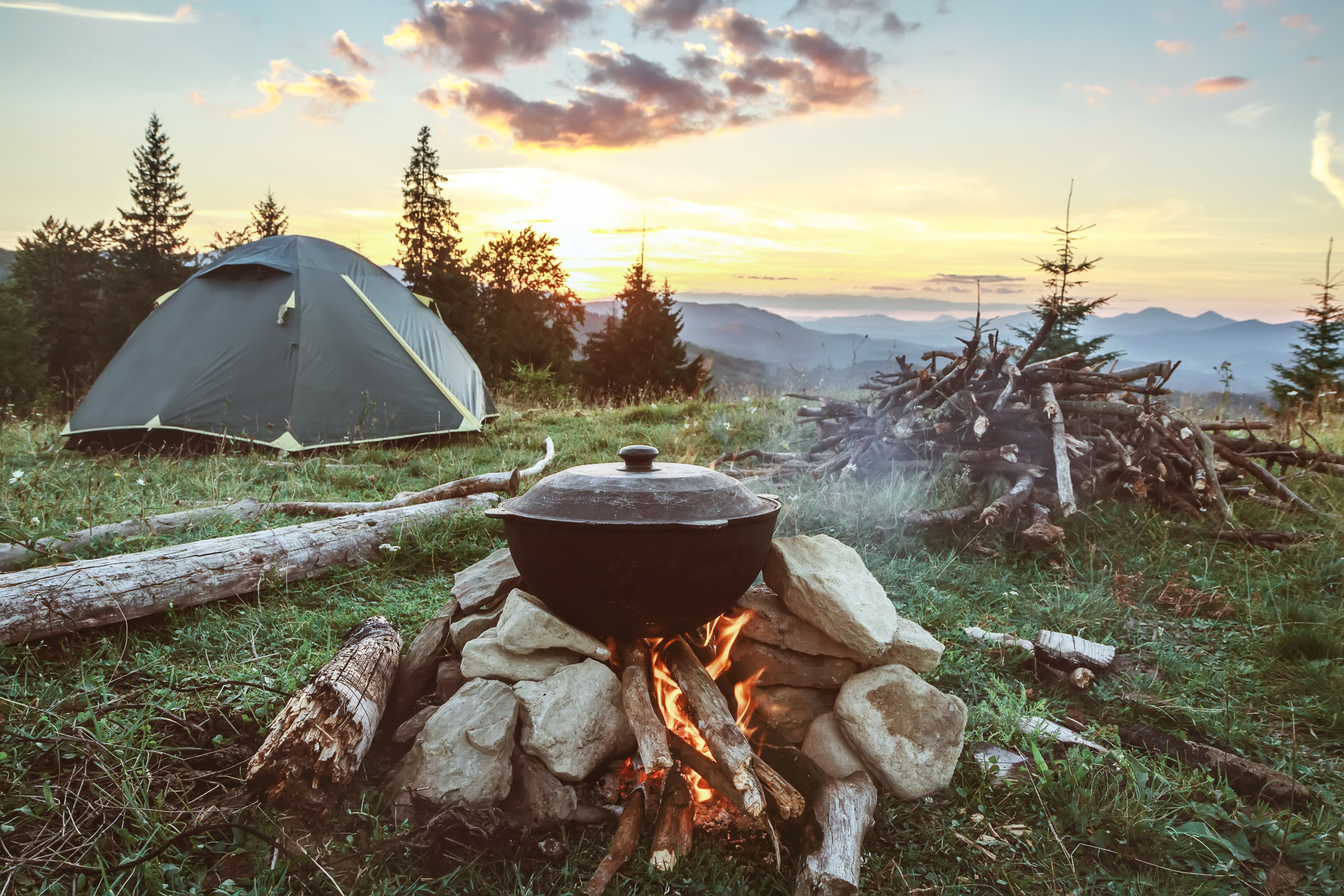 What to Wear Camping in the Summer: Tips and Cute Outfits - Jetsetter