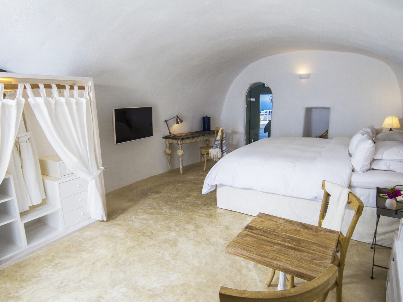 ギリシャホテルサントリーニ島屋内壁床部屋物件寝室スイートの家具ベッド不動産家のインテリアデザイン不動産ベッドフレーム天井製品