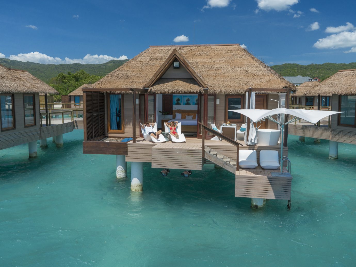 7 Gorgeous Overwater Bungalow Resorts Near the US 
